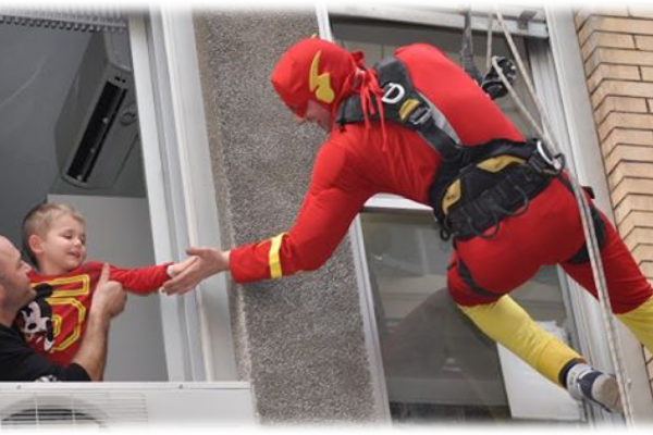 supereroe-acrobatico-con-bambino