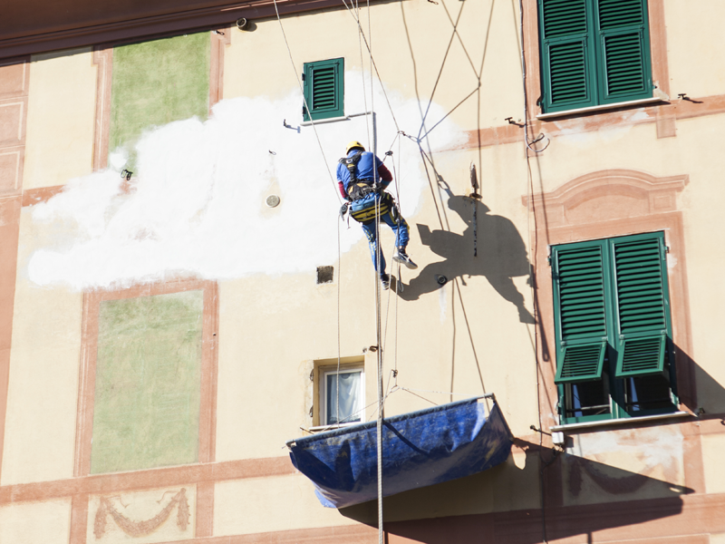ripristino-facciate-palazzo-con-muratore-su-corda