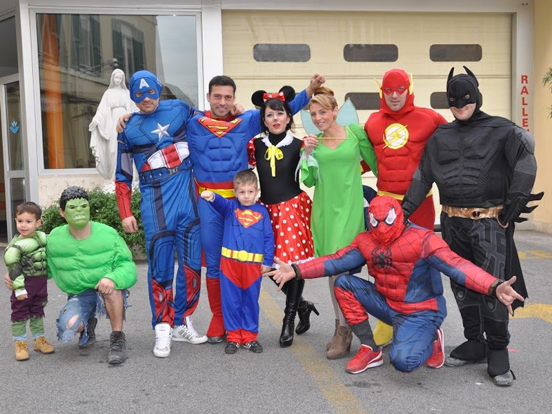 SuperEroi con Bambini Ospedale Pediatrico