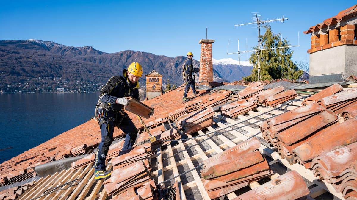 operaio durante la copertura di un tetto all'Isola Bella