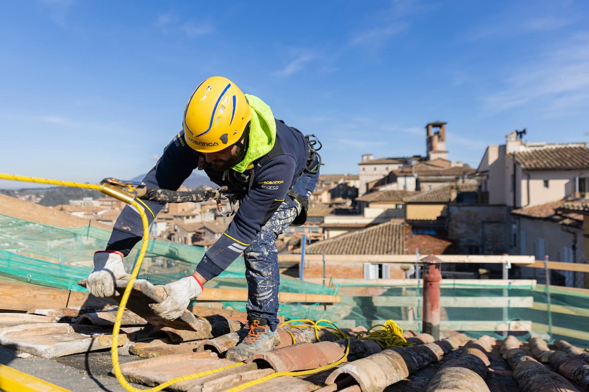 operaio Acrobatica su tetto a Perugia