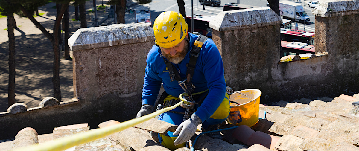 Sostituzione tegole rotte: Costi, Cause e come intervenire