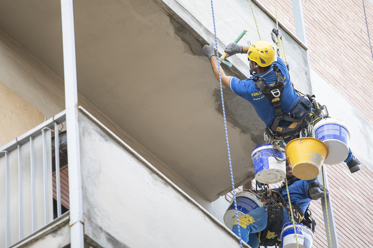 Ripristino balcone da parte di un operaio di EdiliziAcrobatica