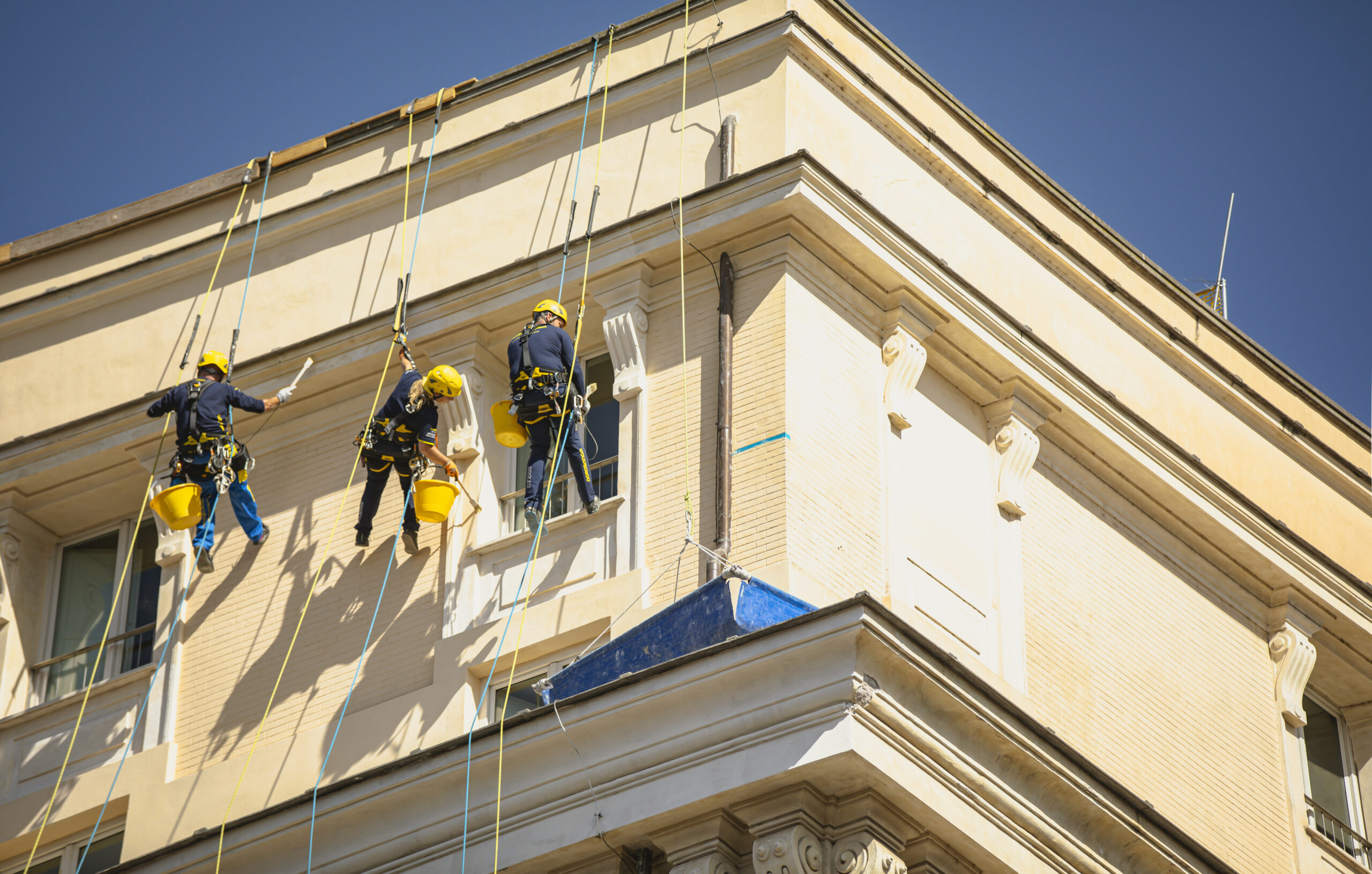 Foto di operai di Acrobatica su condominio dopo aver ottenuto la Maggioranza condominiale per lavori straordinari
