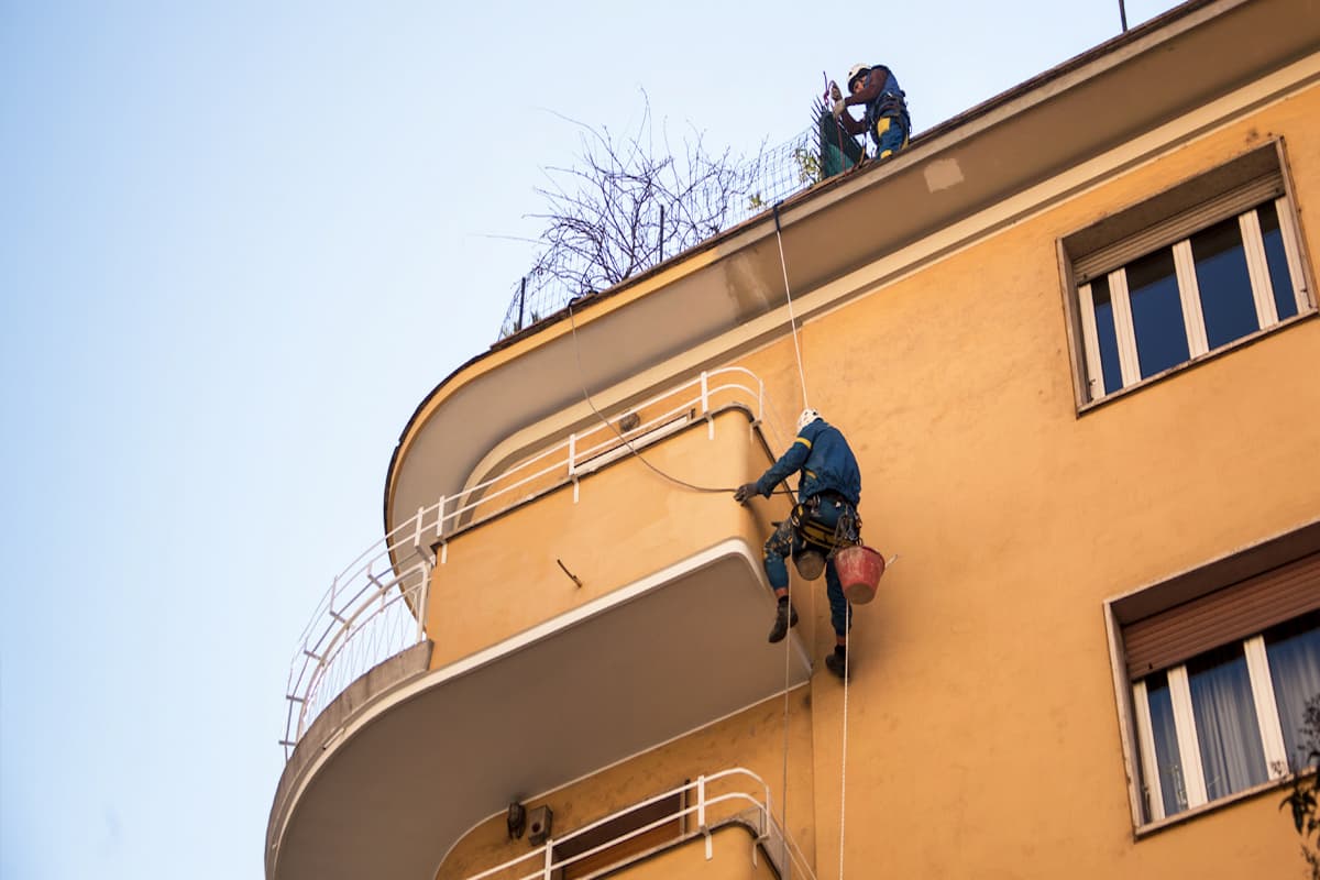 Rifacimento terrazzo privato in condominio: chi paga tra proprietario e condominio