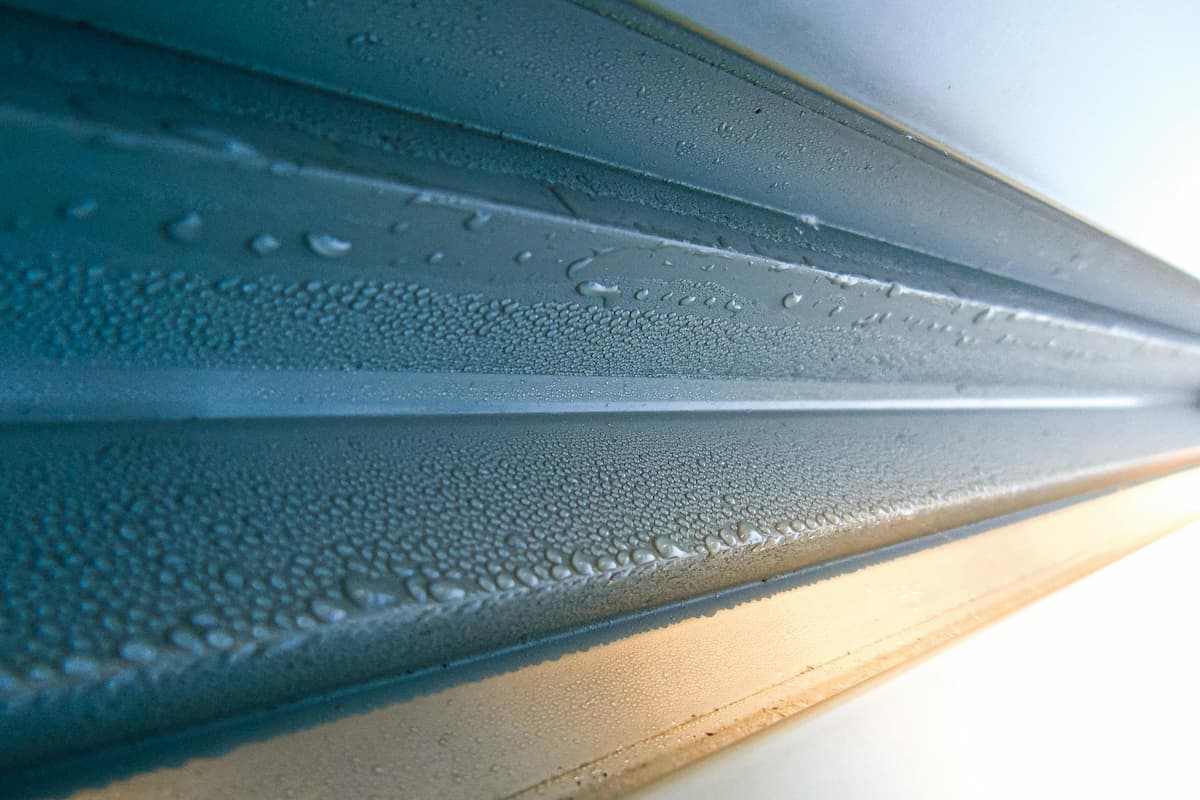 Esempio di grondaia per balcone : lamiere zincate