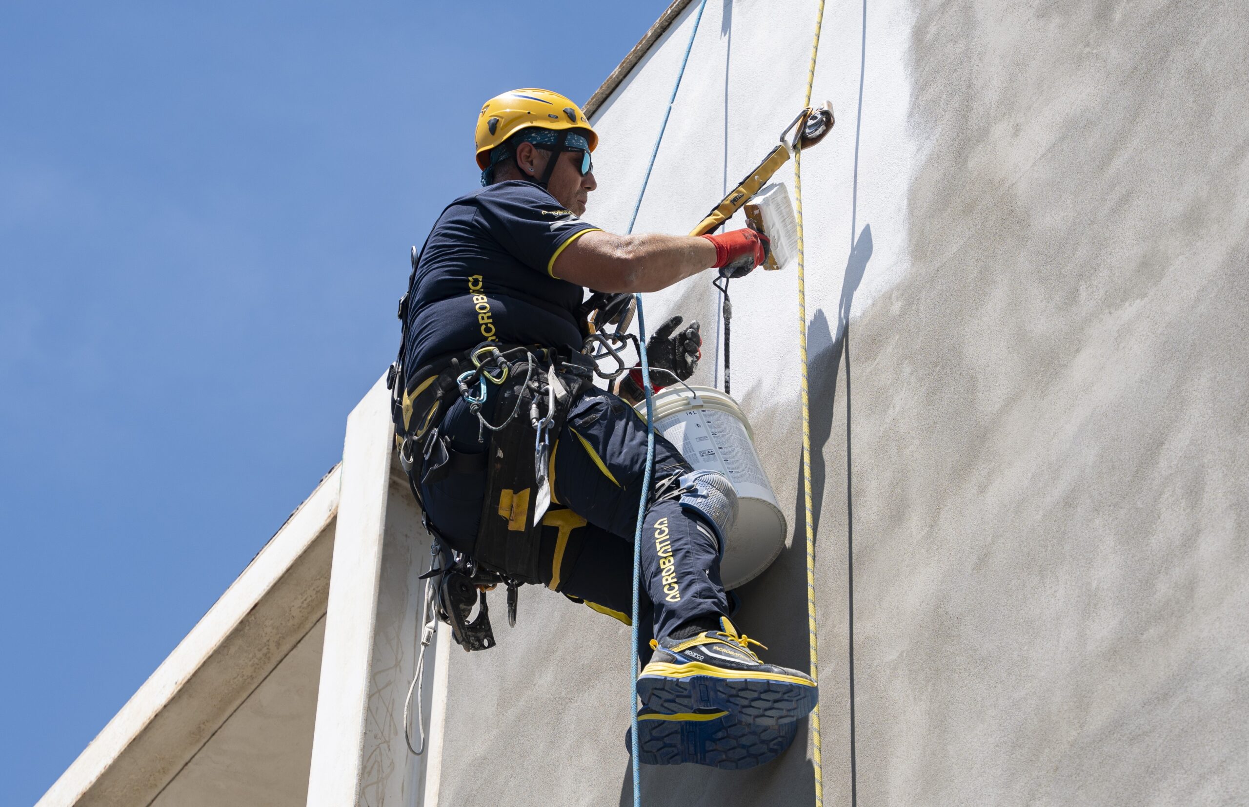 rifacimento facciata su fune . Operaio di Acrobatica a Fregene.