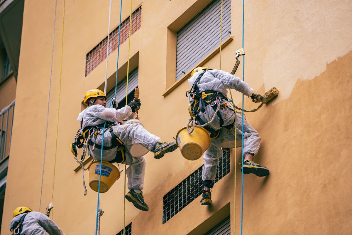 Processo di posa con operai acrobatica su fune