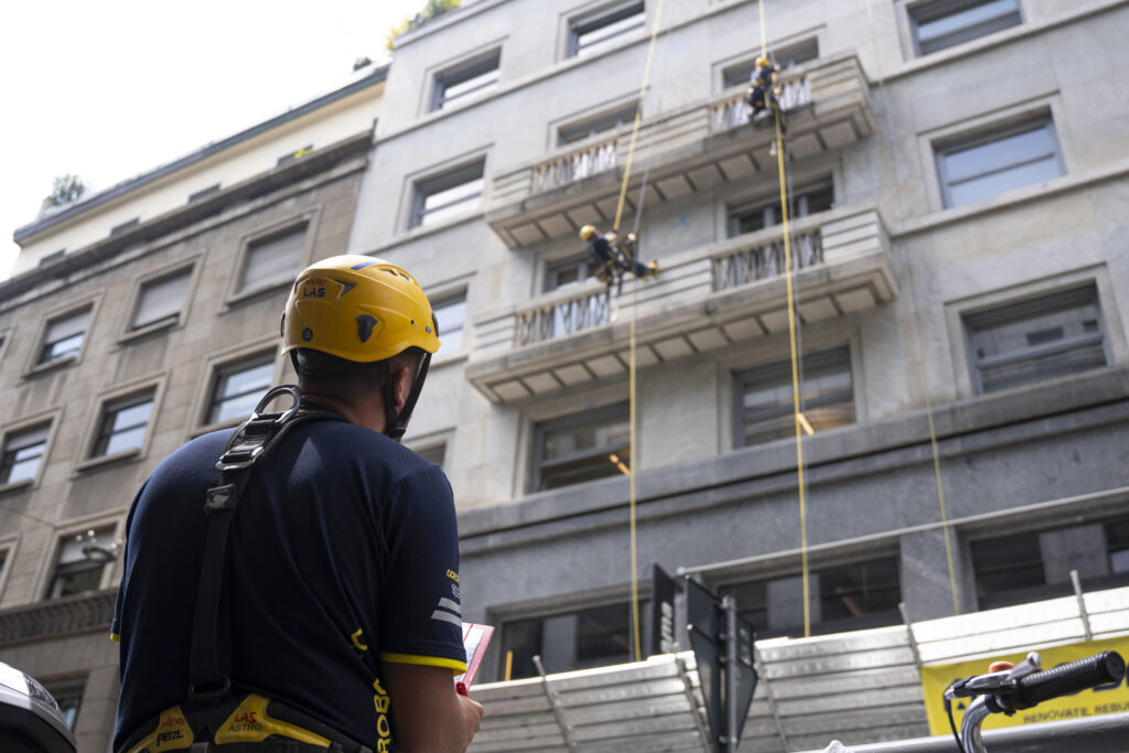 immagine a scopo illustrativo di operai Acrobatica su fune durante il rifacimento di una soletta del balcone