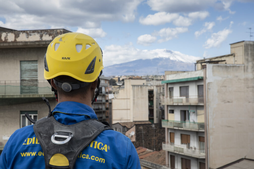Operaio durante messa in sicurezza edificio pericolante, EdiliziAcrobatica